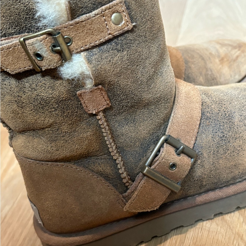 UGG Short Dylyn Boot - Picture 3 of 11